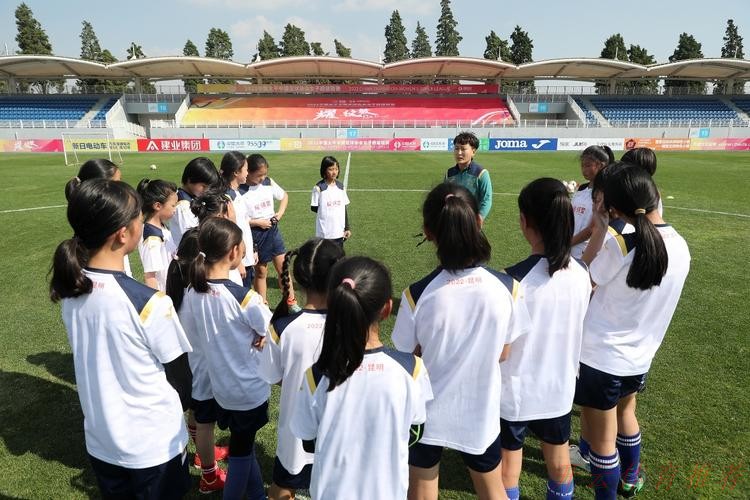 开云体育APP下载：与球星亲密互动，让女孩爱上女超——海埂“耀·探营”释放女足魅力